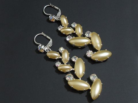 Strass Ohrhänger in champagner-bunt mit silberfarbenen Elementen, feminin gestaltet, schickes Design von Juwelier Harnisch, ideal für besondere Anlässe.