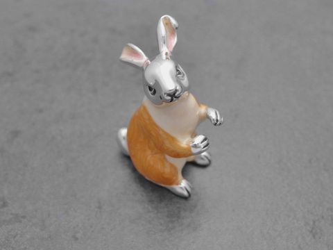 Hase aus Echtsilber stehend, hellbraun und braun emailliert, 34 mm hoch, Hersteller Juwelier Harnisch, detailreiche tierische Figur.