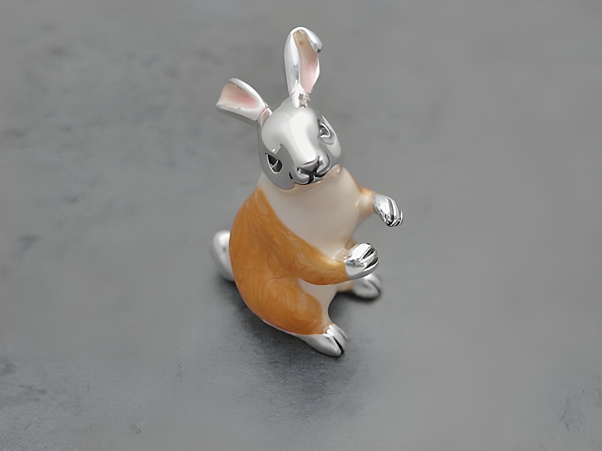 Hase aus Echtsilber stehend, hellbraun und braun emailliert, 34 mm hoch, Hersteller Juwelier Harnisch, detailreiche tierische Figur.