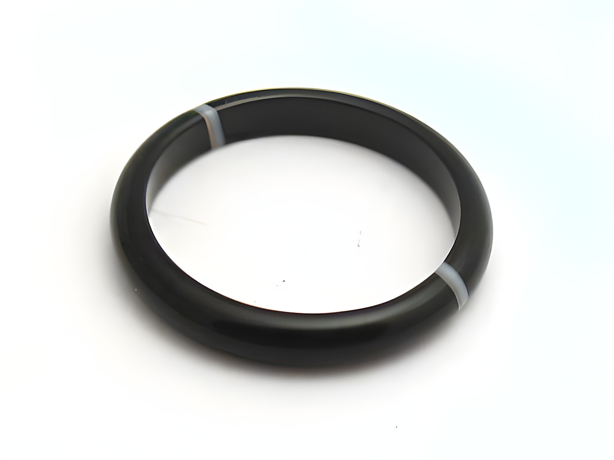 Onyx Ring in schwarz, Größe 49, Hersteller Juwelier Harnisch, elegant und zeitlos, schlichtes Design mit einer weißen Linie, ideal bis Größe 50.