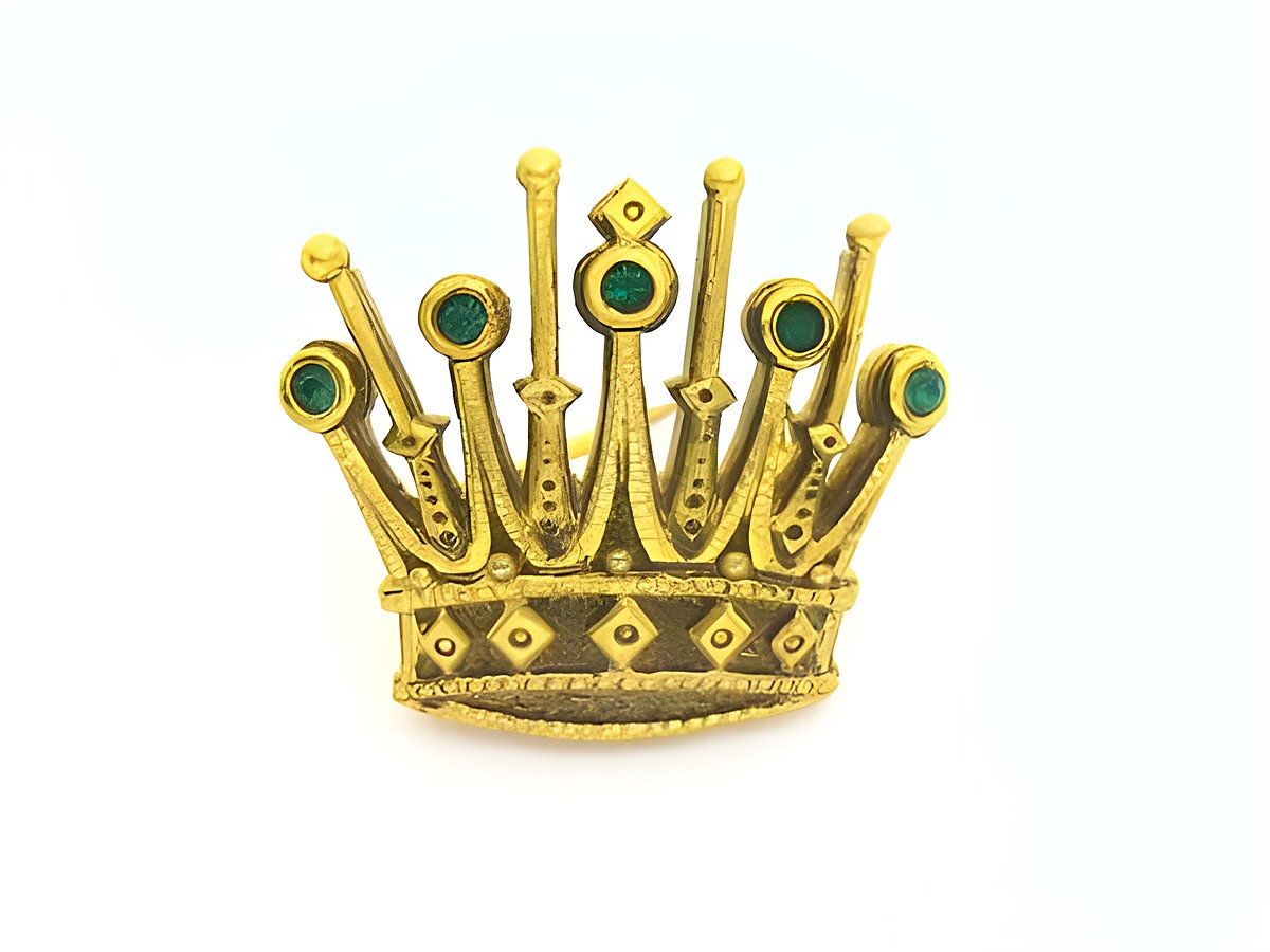 Brosche im Sexy City Look in Form einer Krone mit Strass und grünen Akzenten, Hersteller Juwelier Harnisch, elegante Strass Brosche in Grün.