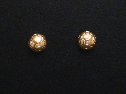 Gold Ohrstecker im Kugeldesign von Juwelier Harnisch, elegant und zeitlos, perfekte Ergänzung für stilvolle Outfits. Ideal für jeden Anlass.