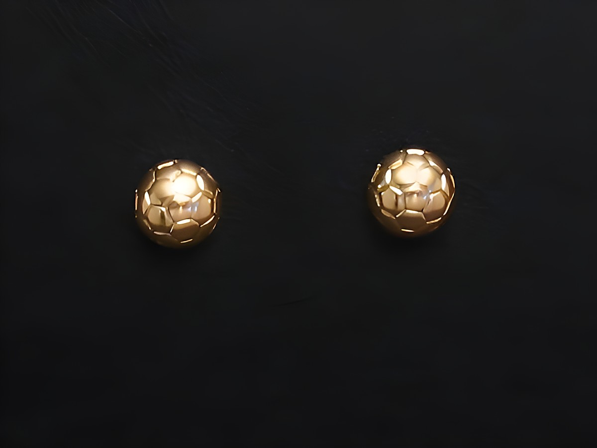 Gold Ohrstecker im Kugeldesign von Juwelier Harnisch, elegant und zeitlos, perfekte Ergänzung für stilvolle Outfits. Ideal für jeden Anlass.
