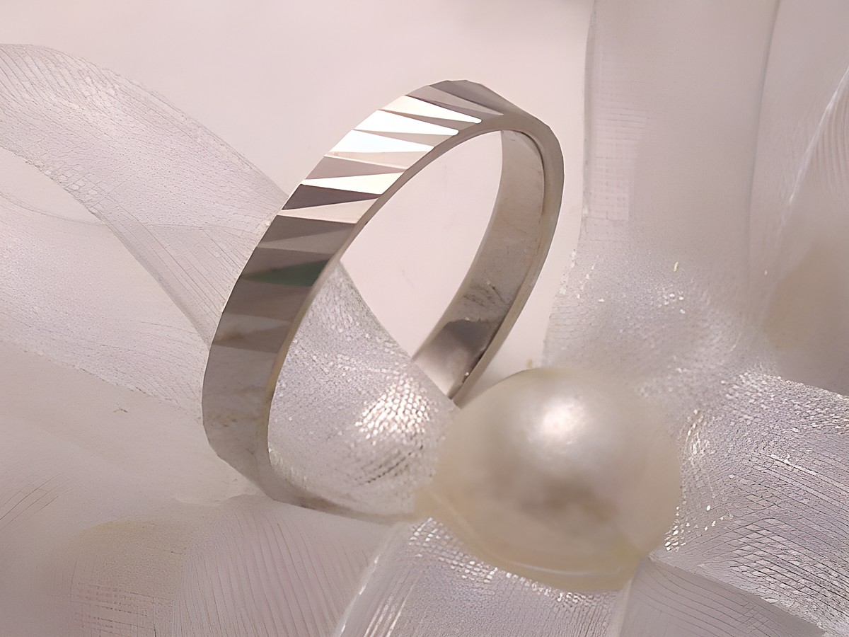 Trauring Ehering WHITE ROMANCE aus Weißgold 333 in der Größe 63,5/20,2 von Juwelier Harnisch, bis Größe 64/20,4, elegant mit einer feinen Oberflächenstruktur.