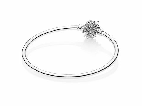 597763001-0 Silberner Armreif von Pandora mit Feuerwerksverschluss und Zirkonia, elegant und zeitlos, ideal für jeden Anlass, schlichte Schönheit und hochwertige Verarbeitung.