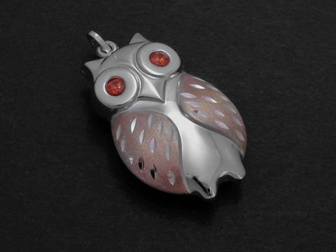 Silber Anhänger in Form einer Eule, rhodiniert mit orange Diamantschliff Zirkonia-Augäpfeln, elegant und detailreich, Hersteller Juwelier Harnisch, ideal für Tierliebhaber.