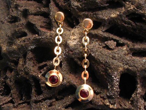 Filigrane goldene Ohrhänger mit echtem Granat, hergestellt von Juwelier Harnisch. Die Ohrhänger bestechen durch ihren eleganten Stein und die feine Verarbeitung.