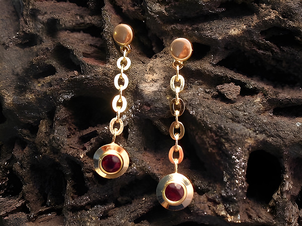 Filigrane goldene Ohrhänger mit echtem Granat, hergestellt von Juwelier Harnisch. Die Ohrhänger bestechen durch ihren eleganten Stein und die feine Verarbeitung.