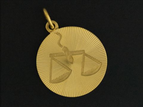 Goldene Gravurplatte mit dem Sternzeichen Waage, verziert mit einem eleganten Diamantschliff und einem stilisierten Waage-Symbol, Hersteller Juwelier Harnisch.