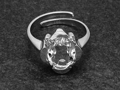 Silberring mit verstellbarem Band, funkelnder Bergkristall im Fokus, rhodiniert, elegant und feminin, hergestellt von Juwelier Harnisch, perfekt für schlichte Eleganz.