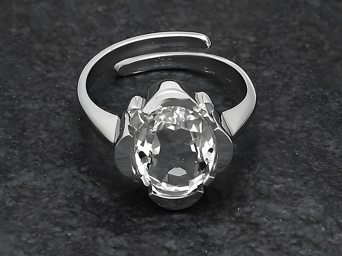 Silberring mit verstellbarem Band, funkelnder Bergkristall im Fokus, rhodiniert, elegant und feminin, hergestellt von Juwelier Harnisch, perfekt für schlichte Eleganz.