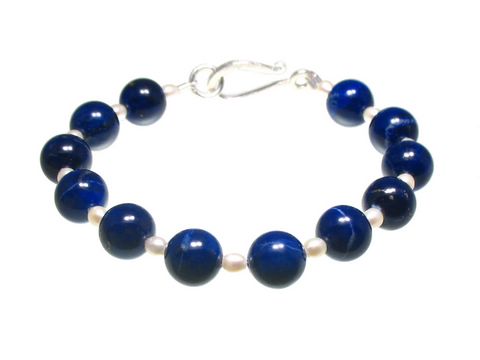 Lapis-Lapislazuli-Armband mit Zuchtperlen, 10mm Durchmesser, 21cm lang, gefertigt von Juwelier Harnisch, verbindet edle Edelsteine in einem eleganten Design.