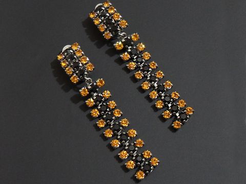 Strass Ohrclips in aufregendem Schwarz-Orange mit silberfarbenem Detail, hergestellt von Juwelier Harnisch, elegante Ohrhänger für stilvolle Akzente.