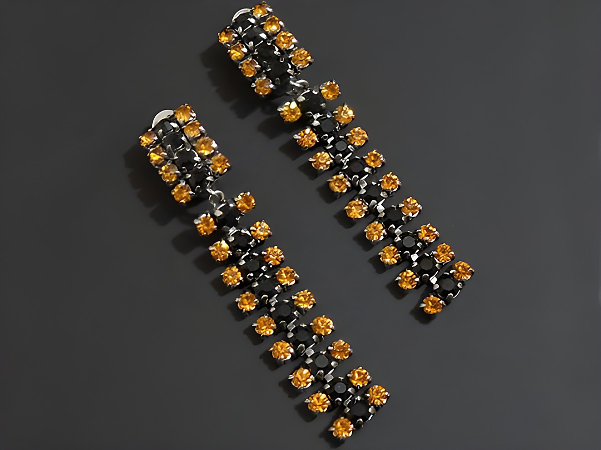 Strass Ohrclips in aufregendem Schwarz-Orange mit silberfarbenem Detail, hergestellt von Juwelier Harnisch, elegante Ohrhänger für stilvolle Akzente.
