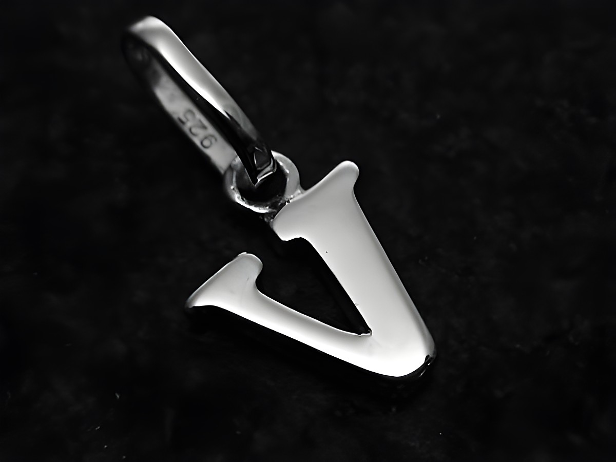 Buchstaben Anhänger V aus 925 Sterling Silber rhodiniert, glänzende Oberfläche, hergestellt von Juwelier Harnisch, elegant und zeitlos, ideal für individuelle Schmuckstücke.