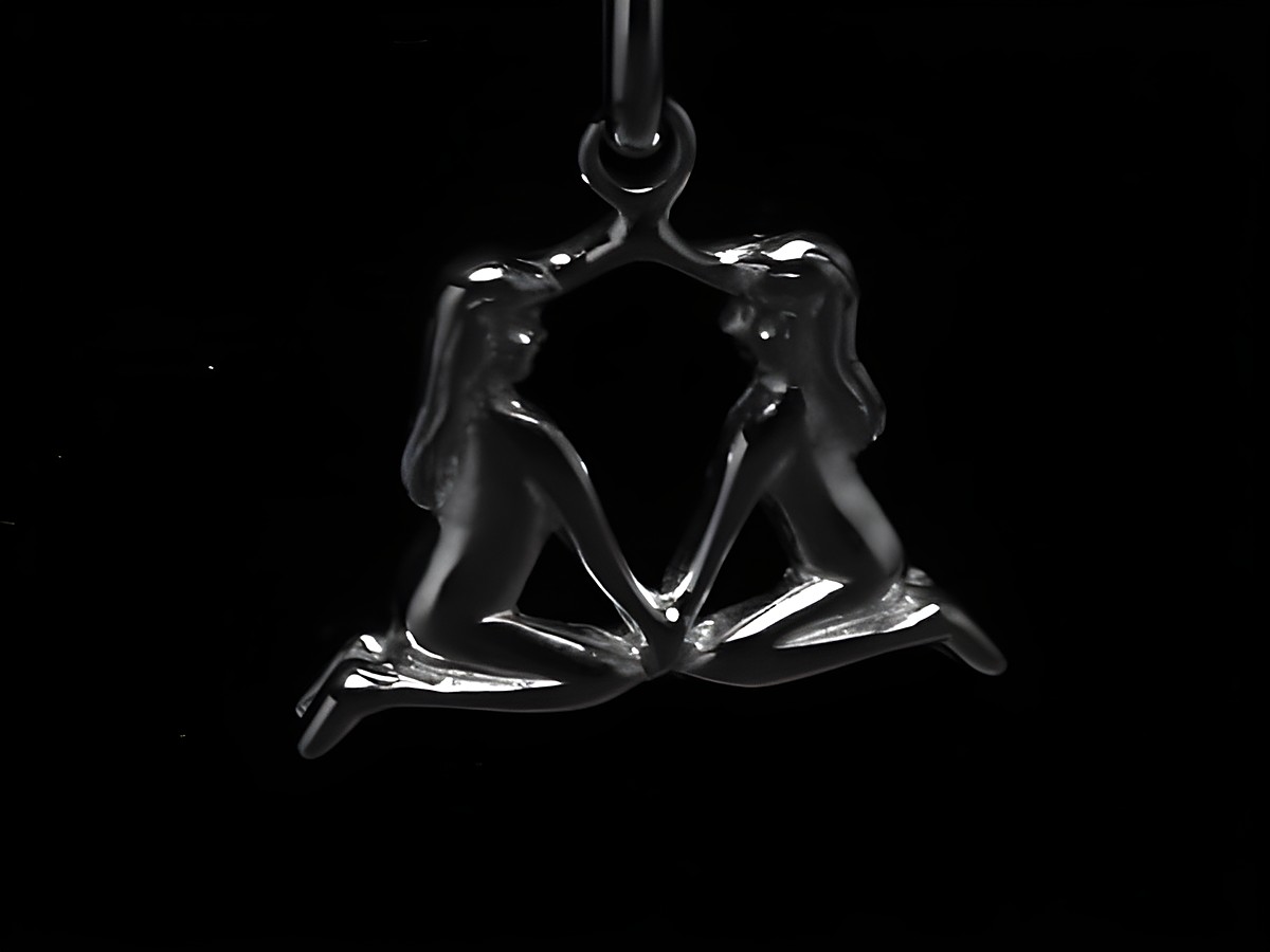 Zwei neugierige Zwillingsfiguren, die sich gegenüber sitzen und Hände halten, aus rhodiniertem 925 Sterling Silber, von Juwelier Harnisch, für das Sternzeichen Zwillinge.
