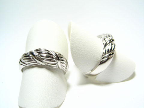 Silber Ring rhodiniert -gewölbt & rundlich- verstellbar, Hersteller: Juwelier Harnisch, ohne Stein, präsentiert auf einem weißen Ringhalter in einem modernen Design.