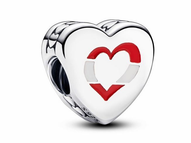 792015060-0 Herzförmiger Charm aus Silber mit rotem und weißem Emaille-Design, das die österreichische Flagge symbolisiert. Ideal für Armbänder und persönliche Schmuckstücke.