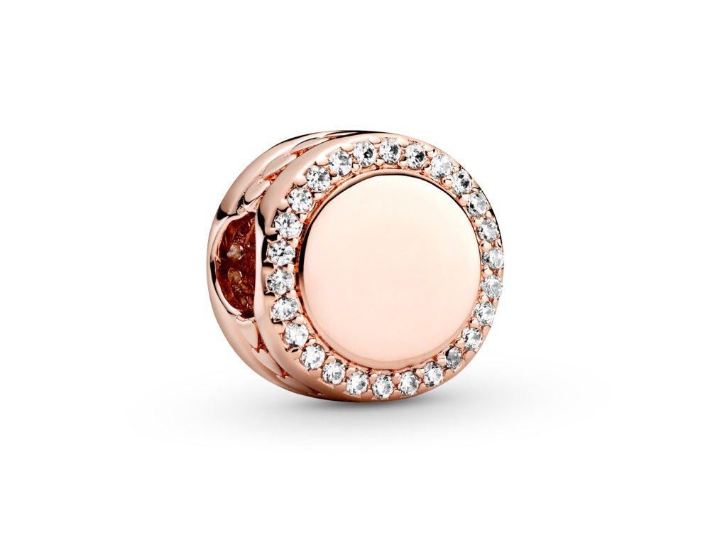 Funkelnder Pandora Charm in Roségold Vergoldung mit einem glatten, runden Mittelteil, umgeben von glitzernden Zirkoniasteinen, elegant und zeitlos im Design.