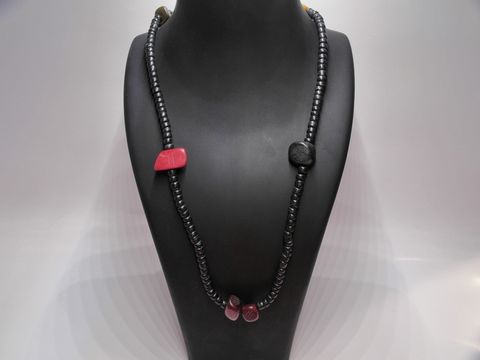 Buntes Holzkette Multiform mit einer Länge von 90 cm und einer Perlengröße von 23 mm, aus verschiedenen Holzarten, gefertigt von Juwelier Harnisch, idealer Schmuck für jeden Anlass.