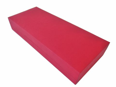 100172-1 Geschenkschachtel viereckig in rot und schwarz, Maße 200 x 85 x 30 mm, hergestellt von Juwelier Harnisch, ideal für Schmuck und kleine Geschenke.