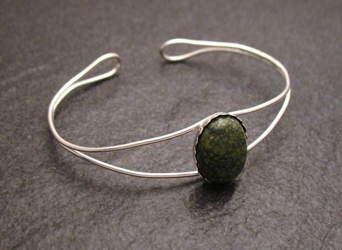 Russisch Serpentin Armreifen 18 cm aus Sterling Silber mit einem ovalen, grünen Stein in der Mitte, elegant und zeitlos, Hersteller Juwelier Harnisch, Umfang 18 cm.
