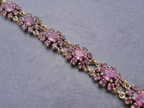 Strass Armband für Frauen in lila, gefertigt aus Strassschmuck, verstellbar von 18,5 bis 21 cm, Hersteller Juwelier Harnisch, elegantes Design ideal für besondere Anlässe.