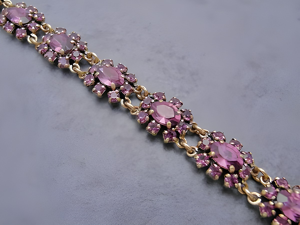 Strass Armband für Frauen in lila, gefertigt aus Strassschmuck, verstellbar von 18,5 bis 21 cm, Hersteller Juwelier Harnisch, elegantes Design ideal für besondere Anlässe.