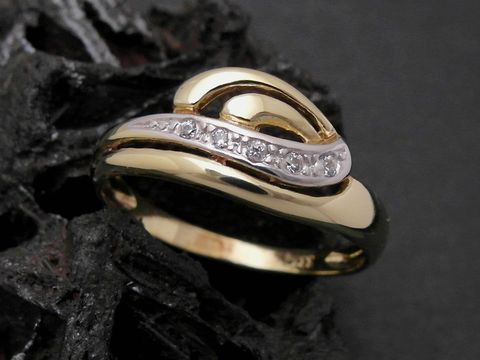 Gold Ring designorientiert Gold 333 bicolor mit Zirkonia, schmaler Goldring in Größe 57 bis 58/18,5, Hersteller Juwelier Harnisch, elegant und modern.