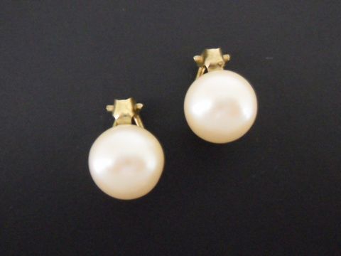 71768-0 Ohrclip in zeitlosem Design aus goldfarbenem Material mit synthetischer Zuchtperle, Hersteller Juwelier Harnisch, ideal für elegante Anlässe.