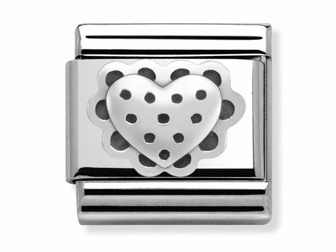 Edelstahl Charm von Nomination mit einem herzförmigen Design und Punkten in der Mitte, umgeben von einer blütenartigen Kontur aus Sterling Silber, ideal für eine persönliche Note.