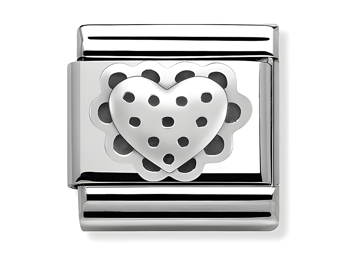 Edelstahl Charm von Nomination mit einem herzförmigen Design und Punkten in der Mitte, umgeben von einer blütenartigen Kontur aus Sterling Silber, ideal für eine persönliche Note.