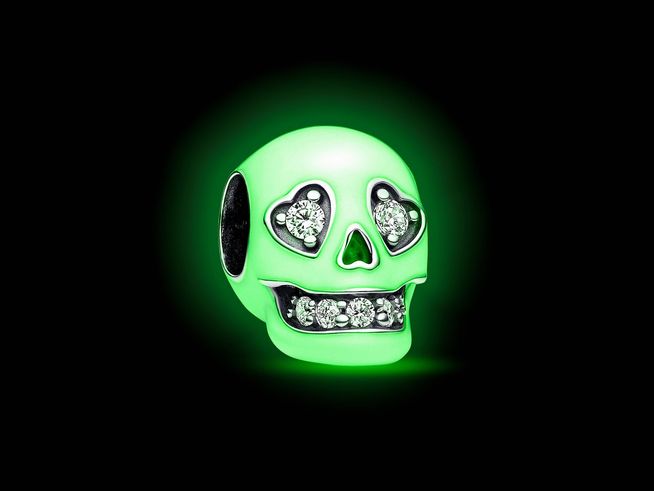 Pandora 792811C01 Totenkopf im Dunkeln leuchtend aus Sterling Silber mit Zirkonia und Emaille, schillerndes grünes Design mit funkelnden Augen und einem breiten Lächeln.