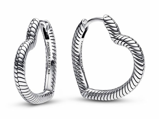 Pandora Herz Charm-Ohrringe aus Sterling Silber, filigranes und modernes Design, herzförmige Struktur mit gedrehtem Muster, ideal für elegante Anlässe.