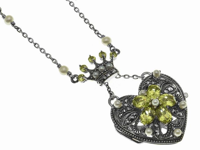 Königliches Herz Medaillon aus Peridot mit Kette, romantisches Design von Juwelier Harnisch, verziert mit Perlen und einer Krone, ideal für besondere Anlässe.