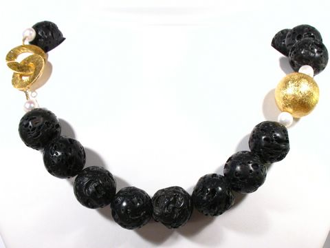 Schwarze Lava-Kette mit Zuchtperlen und goldfarbenen Akzenten, elegant und stilvoll, 49 cm lang, hergestellt von Juwelier Harnisch, ideal für besondere Anlässe.
