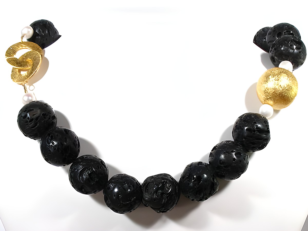 Schwarze Lava-Kette mit Zuchtperlen und goldfarbenen Akzenten, elegant und stilvoll, 49 cm lang, hergestellt von Juwelier Harnisch, ideal für besondere Anlässe.