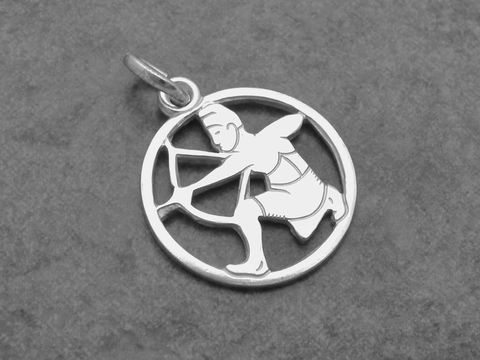 Silber Anhänger mit dem Sternzeichen Schütze, rund gestaltet, zeigt eine abgebildete Figur mit Pfeil und Bogen, hergestellt von Juwelier Harnisch, ideal für Schütze-Fans.