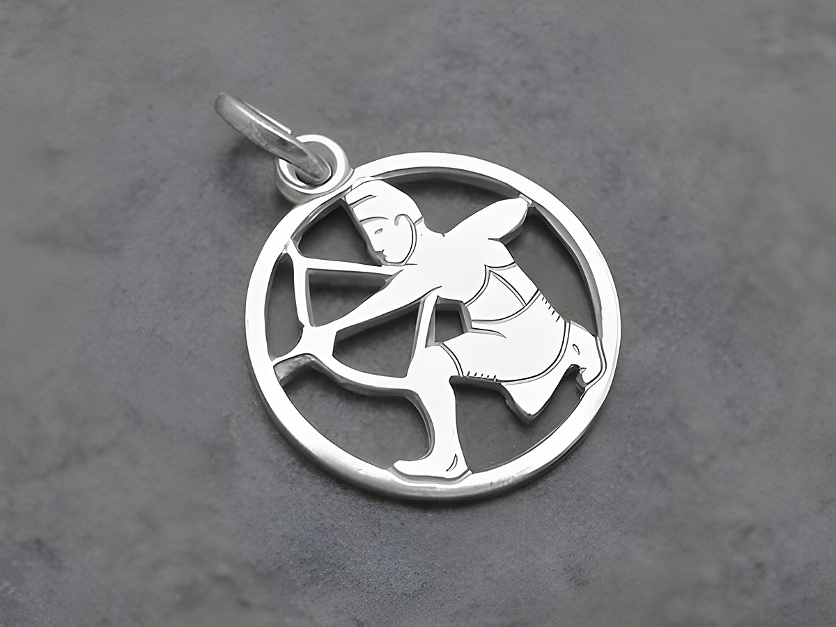 Silber Anhänger mit dem Sternzeichen Schütze, rund gestaltet, zeigt eine abgebildete Figur mit Pfeil und Bogen, hergestellt von Juwelier Harnisch, ideal für Schütze-Fans.
