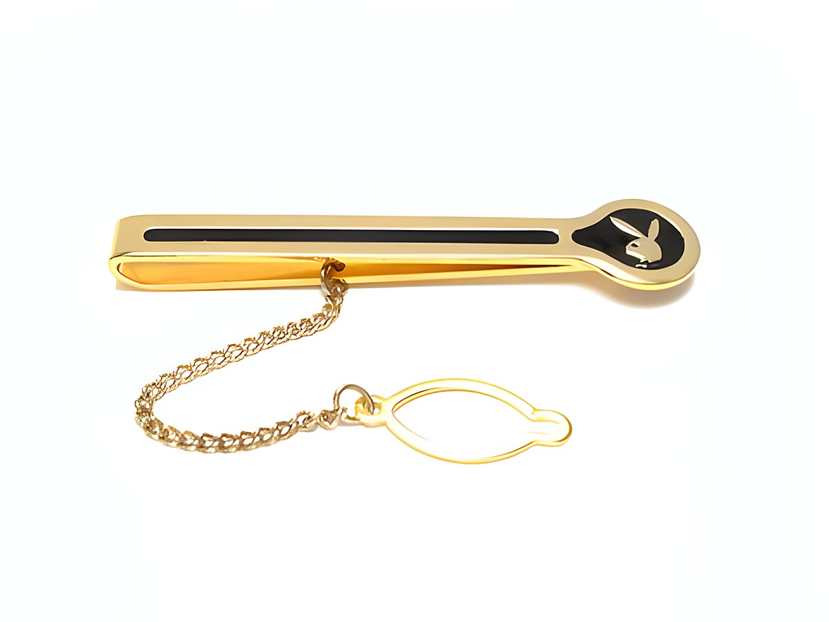 Krawattenklammer mit Playboy Bunny Design in Goldoptik, hergestellt von Juwelier Harnisch, ausgestattet mit einer feinen Kette für sicheren Halt, ideal für stilvolle Auftritte.
