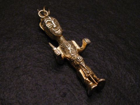 Indianerskulptur Anhänger aus massivem Silber, vergoldet, detaillierte Ausarbeitung des Designs mit einem fröhlichen Gesicht und geschmücktem Körper, Hersteller Juwelier Harnisch.