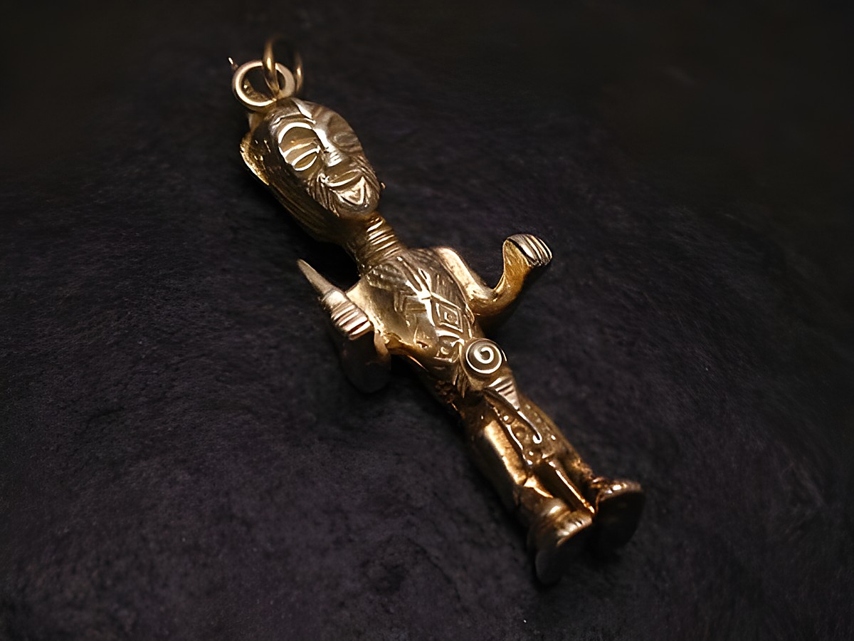Indianerskulptur Anhänger aus massivem Silber, vergoldet, detaillierte Ausarbeitung des Designs mit einem fröhlichen Gesicht und geschmücktem Körper, Hersteller Juwelier Harnisch.