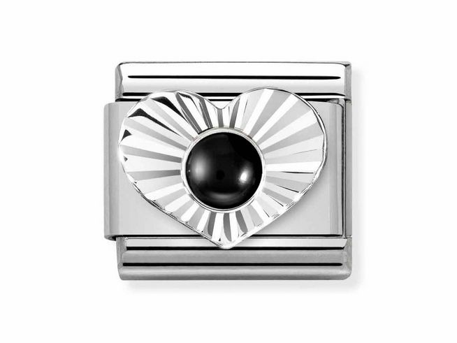 Ein silberner Schmuckanhänger mit einem herzförmigen Design, das eine diamantierte Oberfläche und einen schwarzen Stein in der Mitte aufweist. Ideal für stilvolle Accessoires.