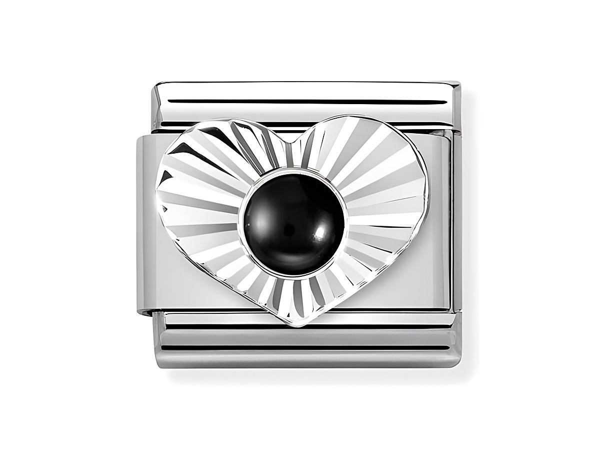 Ein silberner Schmuckanhänger mit einem herzförmigen Design, das eine diamantierte Oberfläche und einen schwarzen Stein in der Mitte aufweist. Ideal für stilvolle Accessoires.