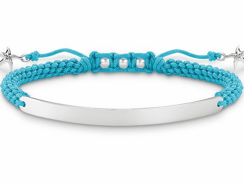 Ein silbernes Makramee Armband mit blauem Nylonband von Thomas Sabo, Modell LBA0059-173-1-L21v, mit glänzender Oberfläche und abnehmbaren Elementen in der Mitte.