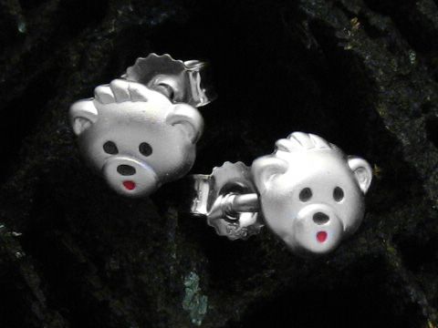 Eisbär Bär Knuddel Sterling Silber Ohrringe emailliert, hergestellt von Juwelier Harnisch, geeignet für Kinder, mit freundlichem Bärenmotivausdruck und bunten Details.
