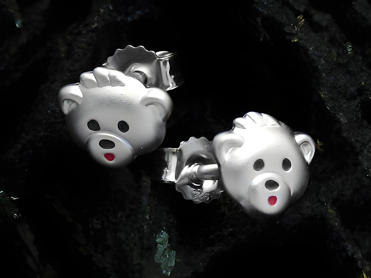 Eisbär Bär Knuddel Sterling Silber Ohrringe emailliert, hergestellt von Juwelier Harnisch, geeignet für Kinder, mit freundlichem Bärenmotivausdruck und bunten Details.