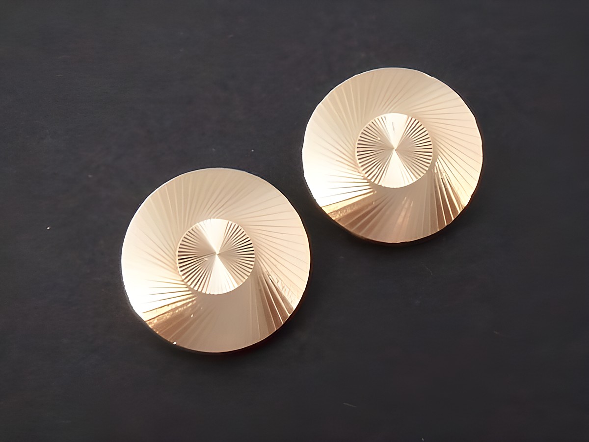 Ohrclip - 16 mm - zeitlos - goldfarben mit echter Goldauflage, Hersteller: Juwelier Harnisch, elegante und schlichte Form, perfekt für jeden Anlass.