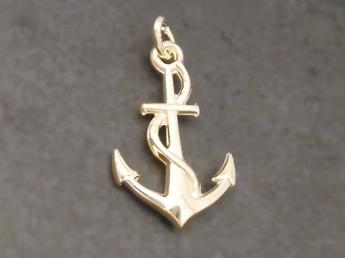 Gold Anhänger in Form eines Ankers, poliert und maritim gestaltet, hergestellt von Juwelier Harnisch, ideal für die Seefahrt.