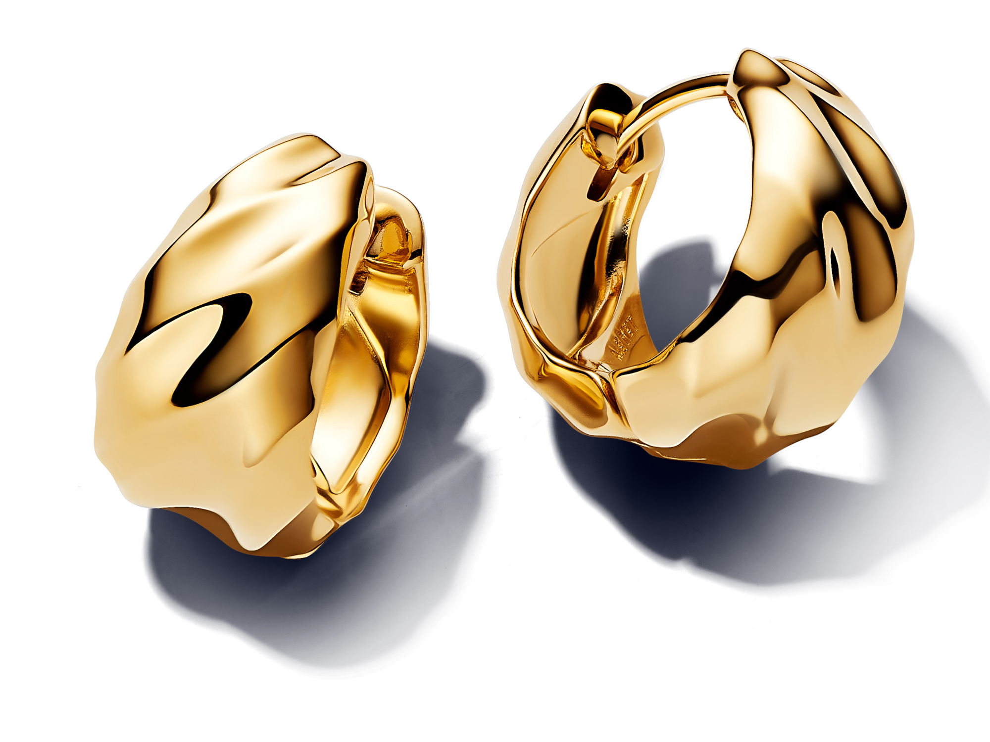 Zwei elegante Creolen aus gelbgold vergoldetem Material mit gewelltem Design, ideal für jeden Anlass, Teil der Pandora Neuheiten, Modell ESSENCE 263874C00.